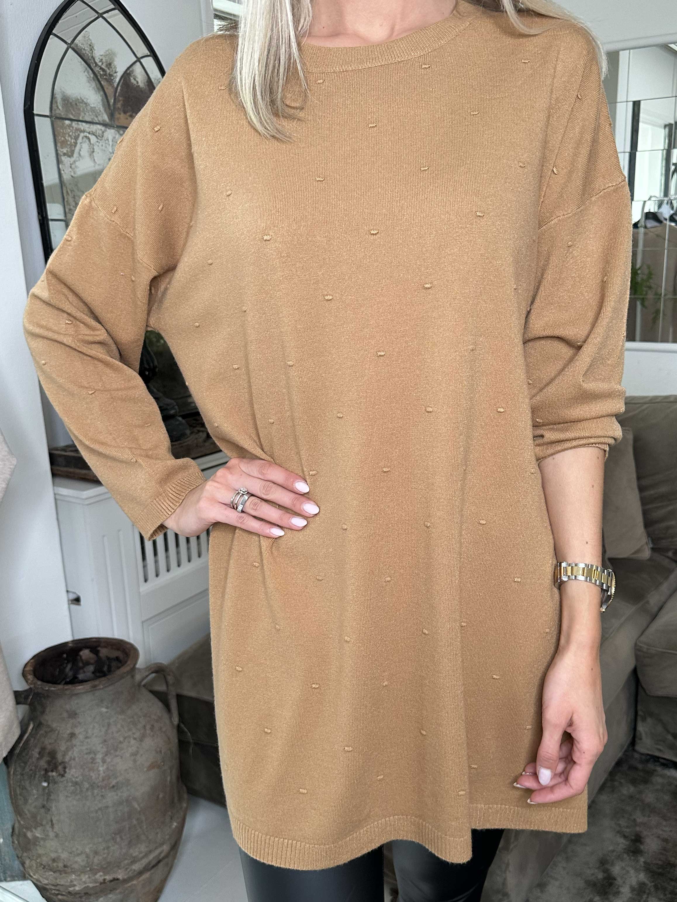 Zina - Tröja med prickiga detaljer i tyget